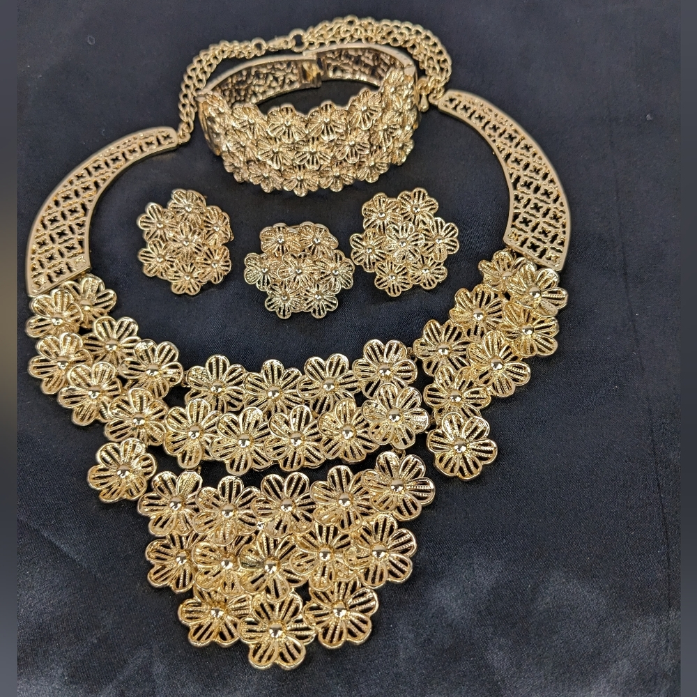 NWOT, BEAUTIFUL AFRICAN PARTY JEWELRY SET. - Picture 4 of 4
